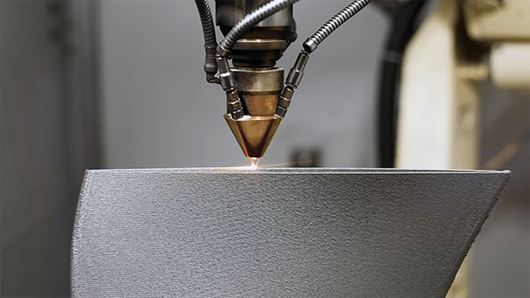 Beim DED-Verfahren wird Metalldraht oder -pulver über einen Laser oder einen Lichtbogen aufgeschmolzen.