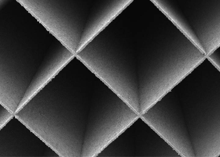 Drucken von z. B. feinsten Strukturen für Anti-Scatter Grids (Streustrahlenraster) mit Wandstärken von 100 μm.