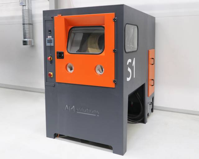 Die neue S1 von AM Solutions – 3D post processing technology für das automatisierte Entpulvern und Reinigen 3D-gedruckter Kunststoffteile sorgt bei Oechsler dafür, dass auch die Anforderungen an Reproduzier- und Nachverfolgbarkeit sowie Kosteneffizienz erfüllt werden.