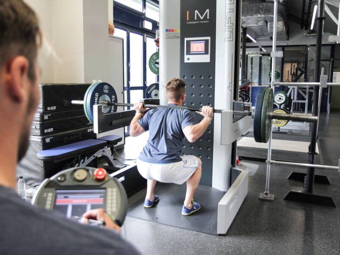 Das Trainingsgerät lifter des Unternehmens Intelligent Motion ermöglicht Spitzensportlern ein sicheres Trainieren mit Hantelgewichten.