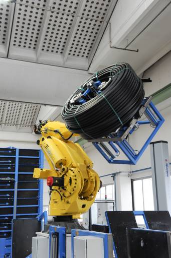Um die Kapazität zu erhöhen und den Ablauf in der Produktion effizienter zu gestalten, wurde bei Jansen eine Extrusionslinie modernisiert und das Handling der fertigen Rohrbunde mit einem Roboter automatisiert.