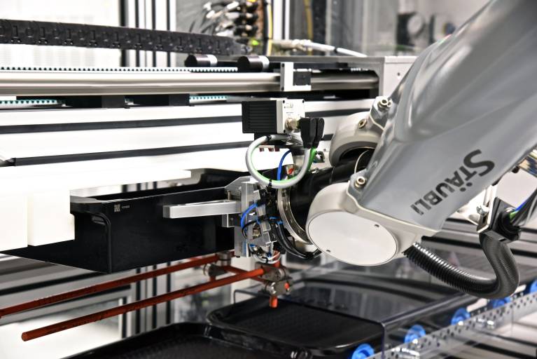 Schnell und präzise legt der HelMo-Mobilroboter die Druckplattformen in der Ablösevorrichtung ab. (Bilder: Ralf Högel)