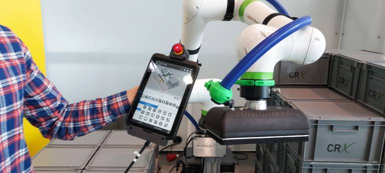 Die Tabletprogrammierung ist Standard bei allen CRX-Robotern. Damit kann jeder Anwender in wenigen Stunden einen Roboter programmieren.