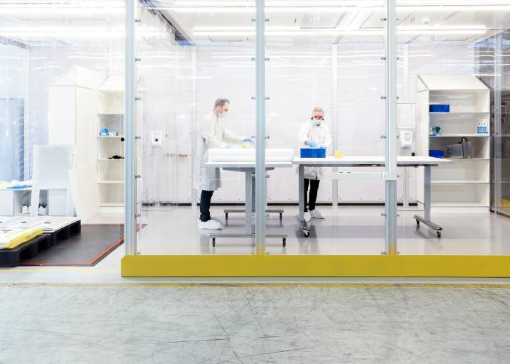 Aus einem Montageplatz für Reinraumteile wurde eine 24 m2 große Reinraumzelle nach DIN EN ISO 14644-1.
(Bild: Jürgen Grünwald)