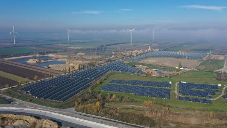 In Schönkirchen-Reyersdorf ist kürzlich die größte Photovoltaik-Freiflächenanlage Österreichs in Betrieb gegangen. Sie soll mindestens vierzig Jahre sauberen Sonnenstrom liefern, weshalb nur besonders robuste elektrische Verbindungssysteme zum Einsatz kommen – diese stammen von Lapp. 