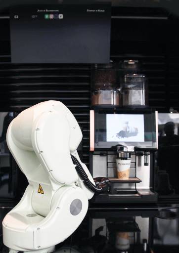 MyAppCafé will die Coffee-to-go-Gastronomie mit seinem Kaffee-Roboter revolutionieren. Die Zimmer Group steuert mit ihrem Greifer einen wichtigen Teil dazu bei.
