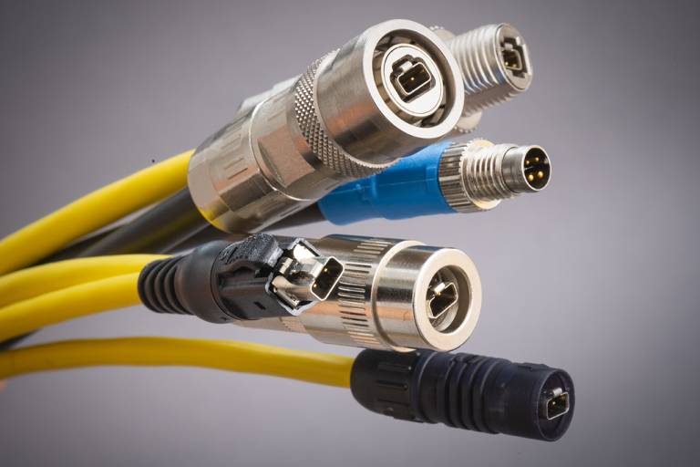 T1 Steckverbinder-Strauß und RJ45 Multifeature (nächstes Foto) sorgen für eine optimale Kommunikation im Industrial Ethernet.