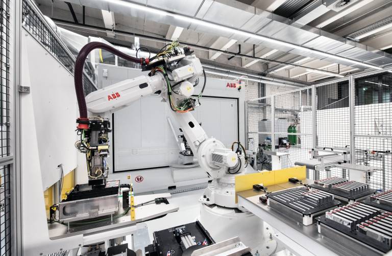 Kernelement der Energiespeicher-Fertigung bei ABB in Baden (CH) ist eine hochkomplexe Montage- und Laserschweißanlage, in der zwei ABB-Roboter den hohen Qualitäts- und Sicherheitsanforderungen Rechnung tragen.