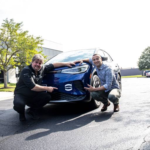 Pushing Performance, Pushing E-Mobility! Jon DeSouza, Geschäftsführer Harting Americas (rechts), und Fahrer Rainer Zietlow setzen mit der ID.4 Challenge ein Zeichen für das Thema Langstreckenfahrten von Elektrofahrzeugen. 