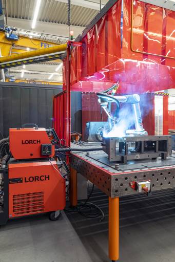 Im Bereich Schweißen ist der gesamte Maschinenpark mit Lorch Connect verbunden, auch der Schweiß-Cobot von Lorch, mit dem vor allem Turbinen aus Manganstahl effizient geschweißt werden.