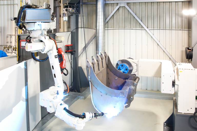 Seit September ist bei Winkelbauer die maßgeschneiderte Roboterschweißanlage von ABB im Einsatz. (Bilder: x-technik)