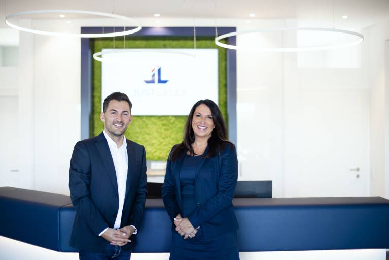 Die JustLaser-Geschäftsführung, Georg Lauscha (links) und Alexandra Kutos, zieht nach dem ersten Kooperationsjahr mit Teka eine positive Bilanz.
