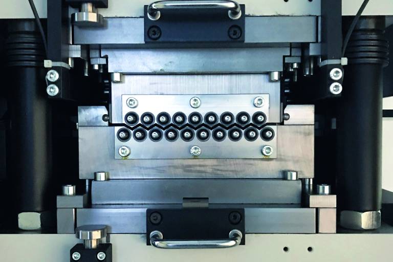 Besonders in der Elektro- und Elektronikindustrie gefragt: Mehr als 1000 KOHLER Richtmaschinen mit Walzendurchmesser 18 mm richten Bänder für die Weiterverarbeitung zu Steckern und Rotor-Stator Blechen.
(Bild: Kohler)
