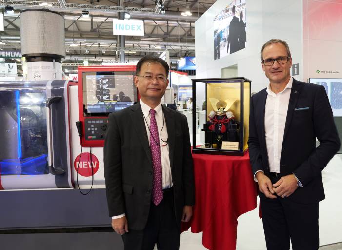 40 Jahre technologische Partnerschaft: Masaru Tashiro, Mitsubishi Electric, und Dr. Dirk Prust, Index, auf der EMO in Mailand.

