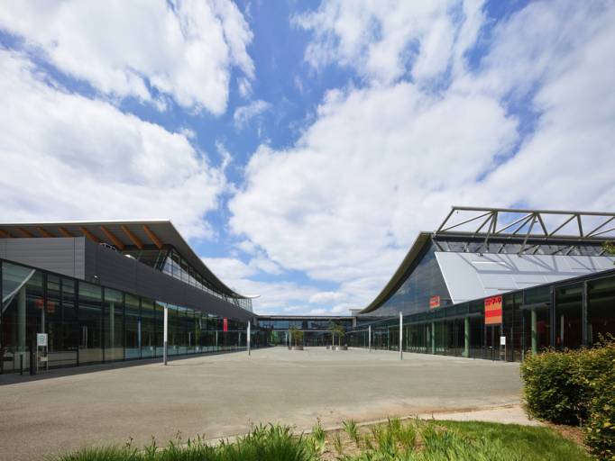 Die positiven Zahlen ermöglichen den Start einer kompakten Aufplanung von drei Hallen auf dem modernen Stuttgarter Messegelände – darunter auch die 2018 eröffnete Paul Horn Halle (links). (Bild: Landesmesse Stuttgart)