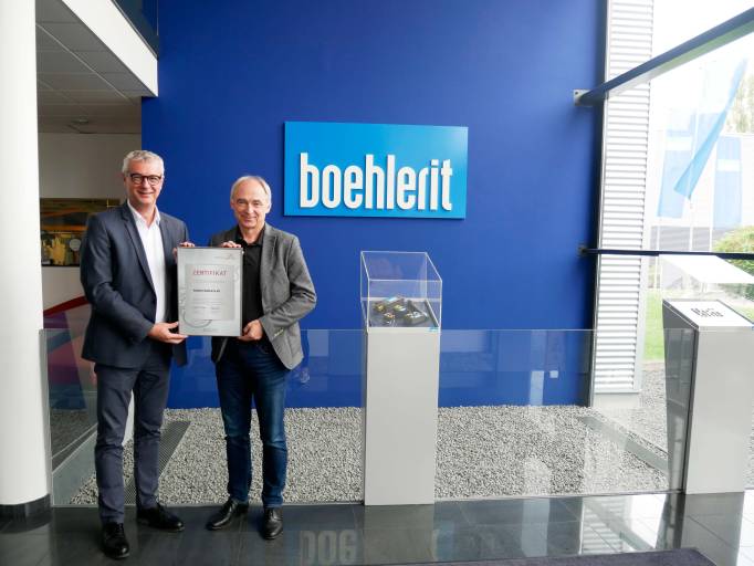 Franz Haigl (Repräsentant Leitbetriebe Austria) überreicht das Zertifikat an Johann Werl (Geschäftsführer Boehlerit)
(Bild: Boehlerit)
