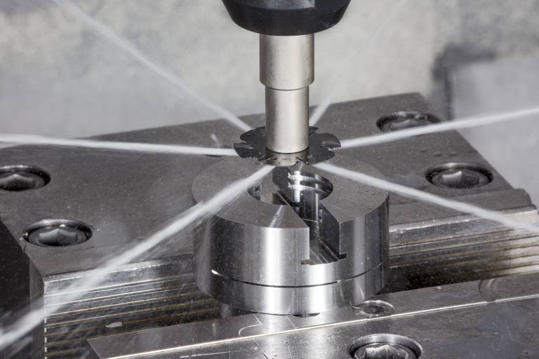 Bei der Heidelberger Druckmaschinen AG überzeugt der SLIM SLIT von Iscar bei der Bearbeitung eines Bauteils aus rostbeständigem Stahl. Die innere Kühlmittelzufuhr wirkt direkt in der Schnittzone und ermöglicht so lange Standzeiten.
