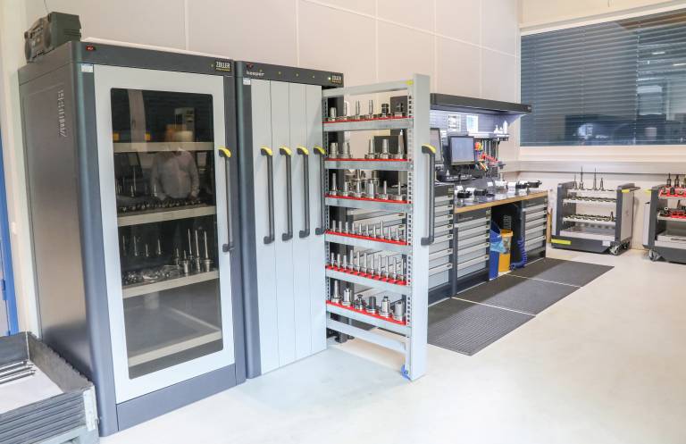 Mit der Einführung der TMS Tool Management Solutions Software von Zoller bei Pichler & Strobl wurden auch zweikomplett neue Toolrooms ausgestattet, inklusive Smart Cabinets, Werkzeugbank und Werkzeugwagen.