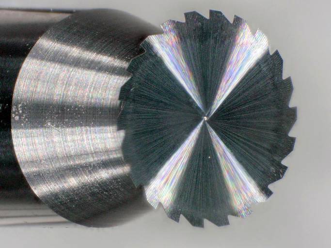 Für die Erstellung eines 0,5 mm tiefen und 0,02 mm breiten Schlitzes in einem Messing-Bauteil entwickelte Zecha einen Mikro-Schlitzfräser mit einem Durchmesser von 4,0 mm und einer Breite von 0,02 mm. Im Bild zu sehen unter 50-facher Vergrößerung.
