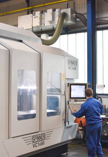 Jüngster Zugang im Maschinenpark von Roither Maschinenbau ist ein 5-Achs-Bearbeitungszentrum VC1650-5A von Spinner.