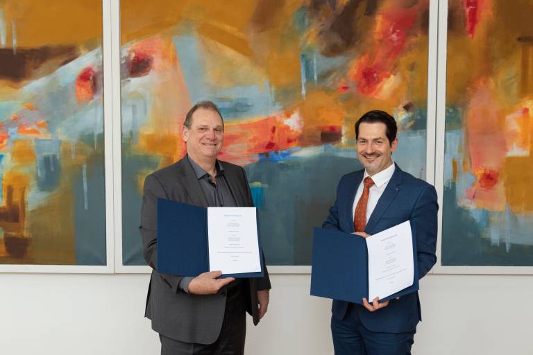 Kooperationsvertrag unterzeichnet: (v.l.n.r.) Präsident des Verwaltungsrates der OC Oerlikon, Prof. h.c. Michael Süß, und TUM-Präsident Prof. Thomas F. Hofmann.
(Bild: Uli Benz/TUM)