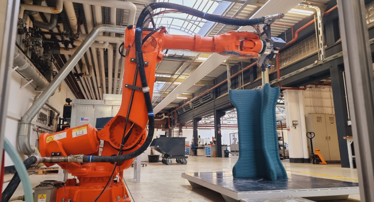 3D-Drucker „Goliath“ verdruckt Recyclinggranulate verschiedener Werkstoffe.