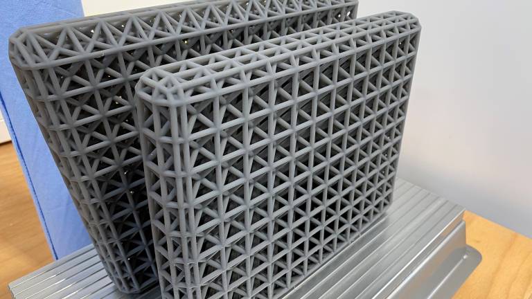 3D-gedruckte elastische Gitterstrukturen, sogenannte Lattice-Strukturen, die z. B. Sitzbankschäume beim Motorrad ersetzen und für mehr Komfort sorgen. (Bild: KTM)