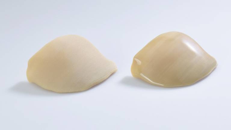 3D-gedruckter Schädelknochen aus PEEK im Rohzustand (links) und geschliffen und poliert. Durch mehrstufiges Postprocessing von AKF-Bauteilen lassen sich Oberflächenqualitäten erreichen, die mit denen von Spritzgießteilen vergleichbar sind.