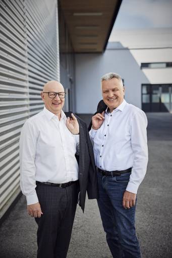 Die beiden Gründer und Geschäftsführer von 1zu1, Hannes Hämmerle (links) und Wolfgang Humml (rechts), stellten zum 25-Jahr-Jubiläum mit dem Verkauf an die schwedische Prototal-Gruppe die Weichen für die Zukunft des Unternehmens. (Bild: Darko Todorovic)