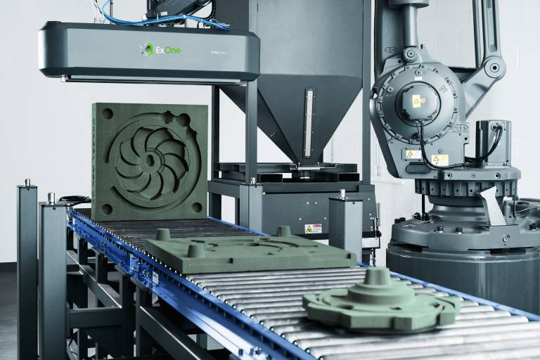 Der ExOne S-Max® Flex ist ein erschwingliches und einfach zu bedienendes System für die robotergestützte Additive Fertigung, das Gießereien zum 3D-Druck großer und komplexer Sandformen und -kerne für den Metallguss verwenden.