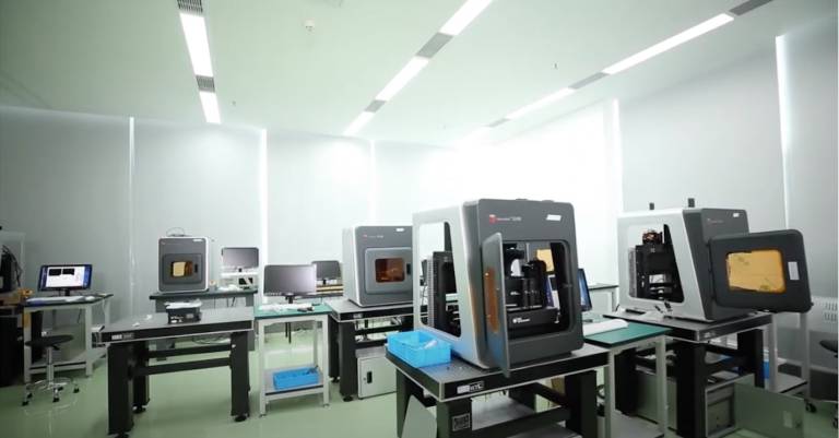 Auf Basis der PµSL-Technologie stellen Mikro-3D-Drucker neue Produkte her, die bisher nicht möglich waren.

(Bild: BMF)