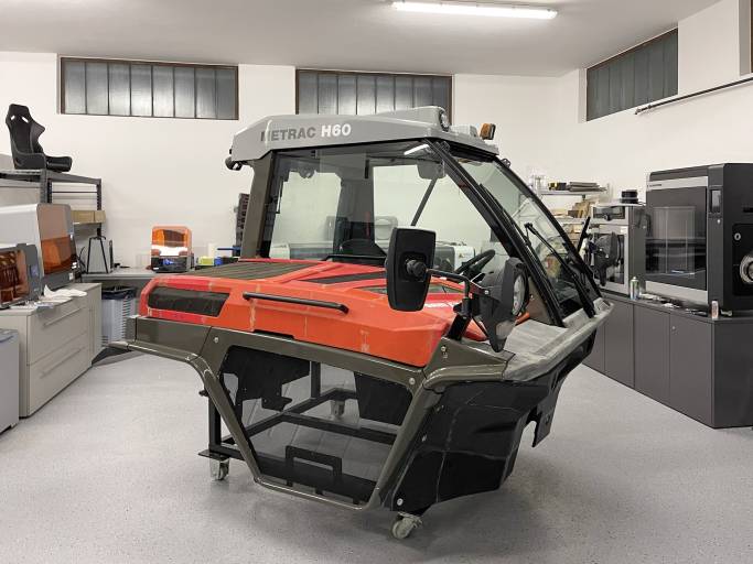 Im Prototypembau der Reform-Werke werden Fahrzeugteile und Interieurkomponenten gedruckt und zu einem Gesamtmodell zusammengefügt. Die Kabine kann auf der Intertool auf dem Prirevo-Stand 21-0113 live begutachtet werden.