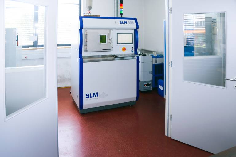Die SLM 125 von der SLM Solution Group AG hat mit 125 x 125 x 125 mm und einem 400 W Faser-Laser die perfekte Konfiguration, um industrienah ausbilden zu können und doch nicht überdimensioniert zu sein.