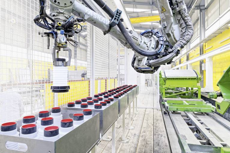 Einbauteile und Dübel werden bei Marti mit dem Zentrischgreifer Schunk JGZ gehandhabt. Der Greifer eignet sich für unzählige Standardaufgaben in der industriellen Automation. 