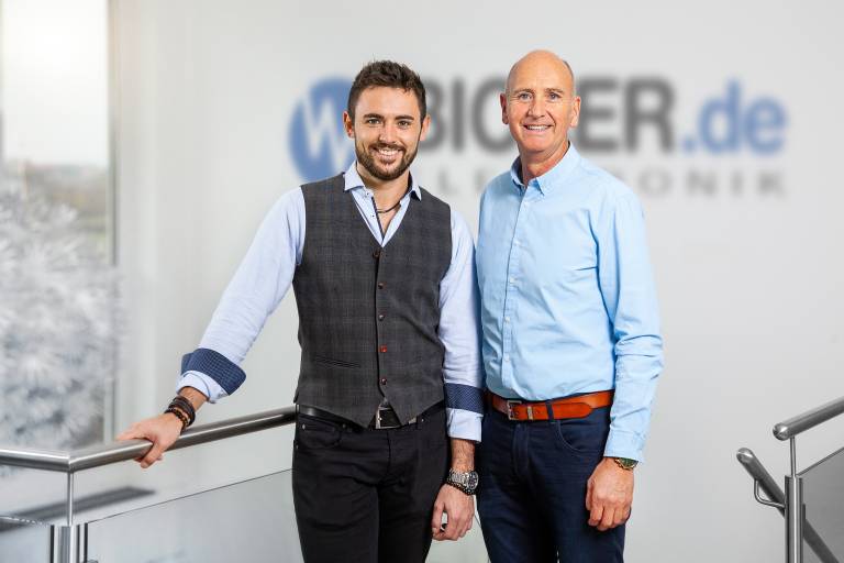 Tom Bicker (links) und Markus Bicker (rechts) führen gemeinsam die Geschäfte der Bicker Elektronik GmbH.
