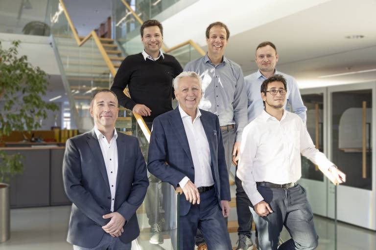 Gründungsteam drag and bot mit CEO der Keba Group AG Gerhard Luftensteiner (erste Reihe Mitte) und CEO Keba Industrial Automation GmbH Markus Schatz (erste Reihe links).
(Bild: Keba)