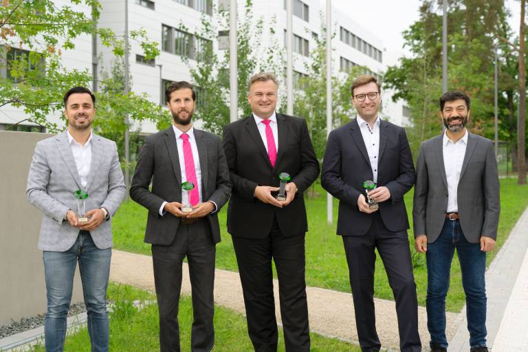 Freuen sich über den ersten Siemens Sustainability Award (v.l.): Ahmet Cavas, Mathias Heun, Jörg Maschuw, Phillip Falkenhagen und Levent Sander, der den Preis überreichte. 