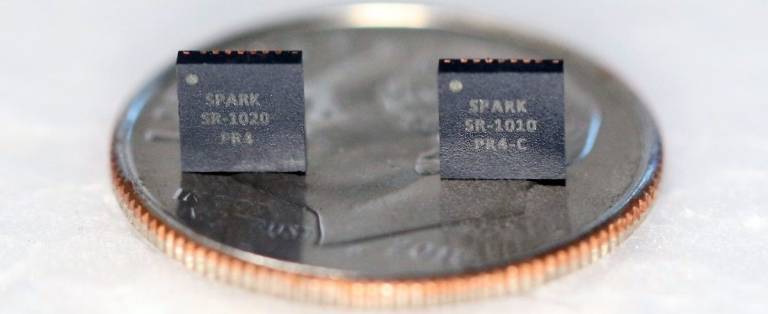 Ein Größenvergleich der IC-Familie SR1000 UWB von Spark Microsystems, die Digi-Key Electronics jetzt anbietet, um die nächste Generation von Wireless-Produkten für Kunden weltweit zu ermöglichen.
