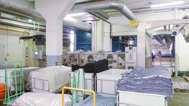 Neben der Produktion großer Losgrößen ist der Textilmarkt immer mehr von kleinen Stoffmengen geprägt, die so effizient wie nur möglich zu waschen sind. Die mit Antriebstechnik von Lenze ausgerüstete CompactFlow ist genau darauf ausgerichtet.