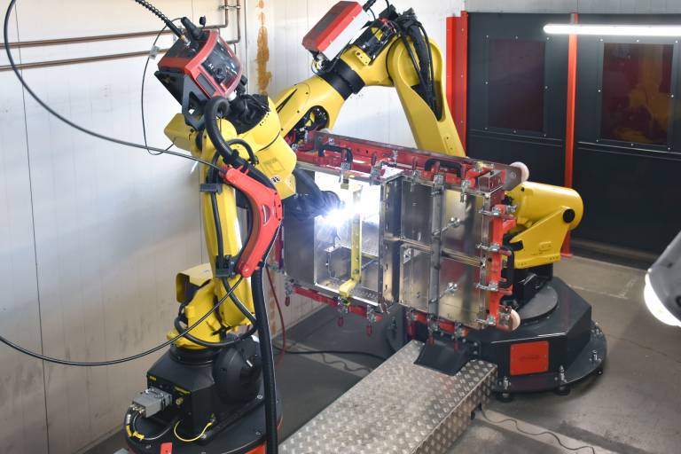 Bei Handling to Welding (HTW)-Roboterschweißzellen von Fronius Automation übernimmt ein Roboter das Schweißen und ein anderer hält ihm das Bauteil in möglichst idealer Lage entgegen.