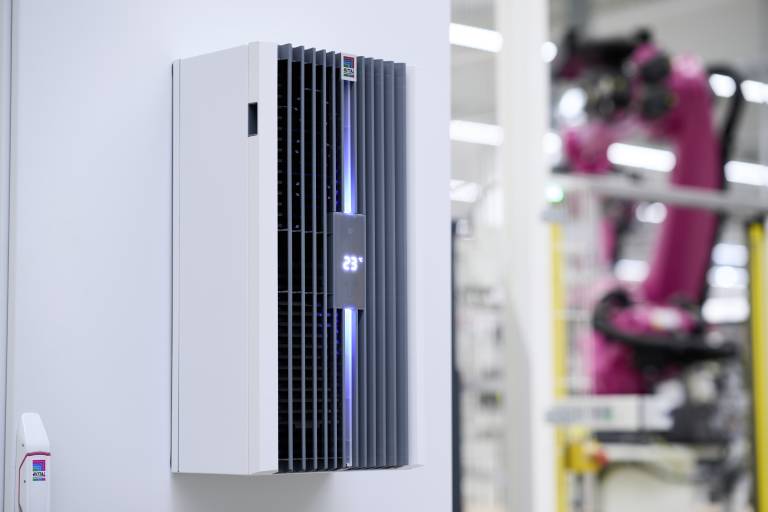 Mit Blue e+ hat Rittal 2015 das effizienteste Schaltschrank-Kühlsystem auf den Markt gebracht. Es wird nun ab Ende Juli um Geräte der Serie Blue e+ S mit 300, 500 und 1.000 W – und ab Anfang 2023 auch mit 750 W – für die unteren Leistungsklassen
erweitert.
