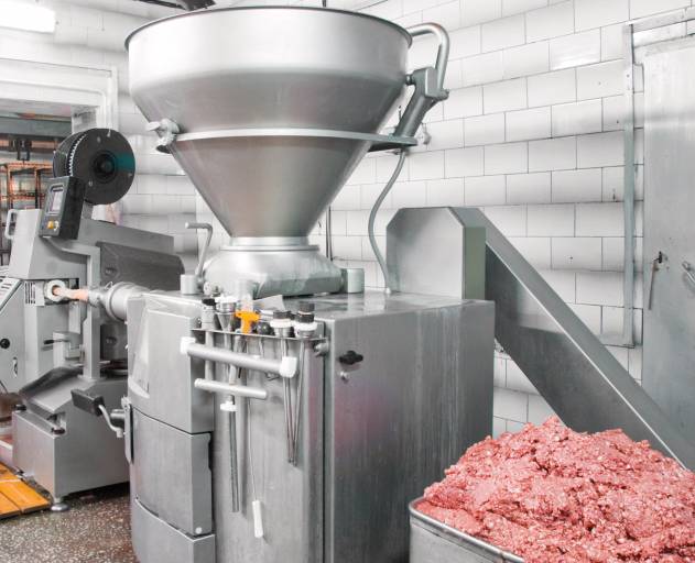 Klüberfood 4 DC kommt auch bei den Verpackungsprozessen oder Gleitführungen in den Maschinen und Anlagen der Fleisch- und Wurstverarbeitung zum Einsatz. (Bild: ©shutterstock Evgeniy Gorbunov)