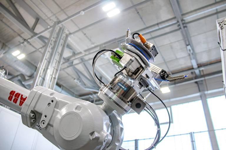 Die Kombination der Schunk-Komponenten EGP-Greifer, FT Kraft-Momenten-Sensor und der PRH-Miniatur-Dreheinheit ermöglichen im Forschungsprojekt RoboSchalt eine präzise Verdrahtung von Schaltschränken. 
