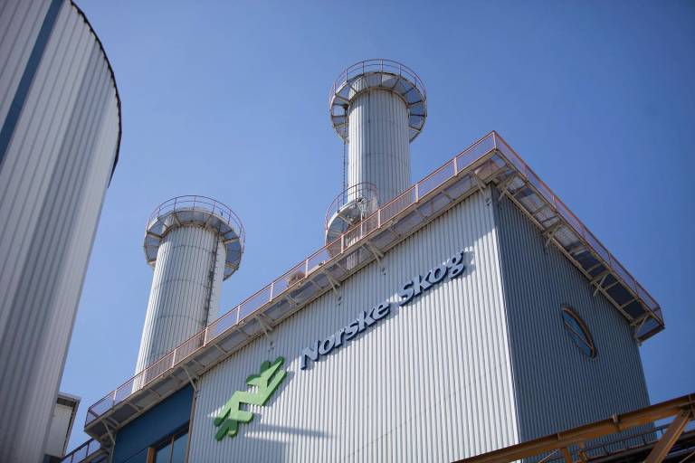 Das im Frühjahr 2022 eröffnete Biomassekraftwerk bei Norske Skog Bruck deckt einen Großteil des Energieverbrauches der Papierfabrik, verringert den Verbrauch von Erdgas um bis zu 75 %, senkt die fossilen CO₂-Emissionen um bis zu 150.000 t pro Jahr und spielt eine tragende Rolle bei der Fernwärmeversorgung im Großraum Bruck. (Bild: Norske Skog)