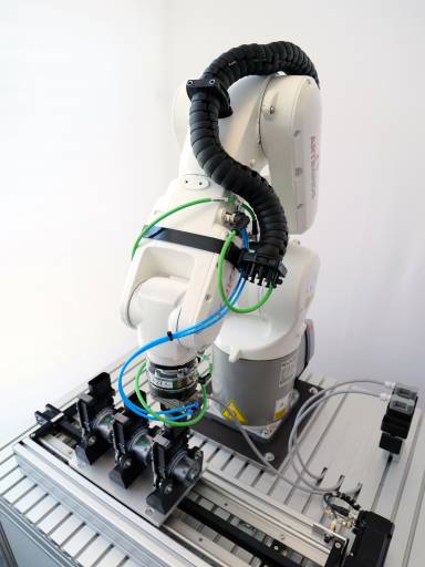 Mit der flexiblen triflex R-Energiekette von Igus können Roboterleitungen sicher geführt und geschützt werden. (Alle Bilder: Igus GmbH)