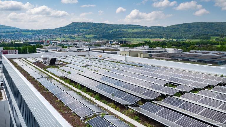 Photovoltaikanlagen auf den Dächern vieler Endress+Hauser-Gebäude erzeugen Solarenergie.