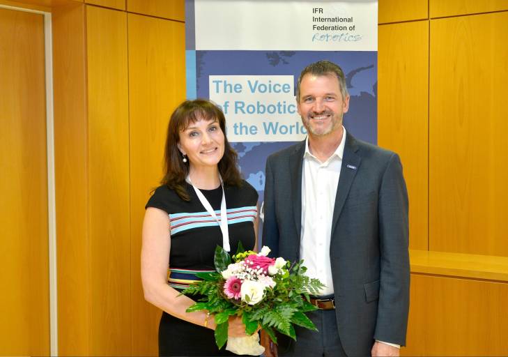 Der ehemalige IFR-Präsident Milton Guerry (rechts) gratuliert Marina Bill (links) zu ihrer neuen Position als IFR-Präsidentin. (Bild: IFR International Federation of Robotics)