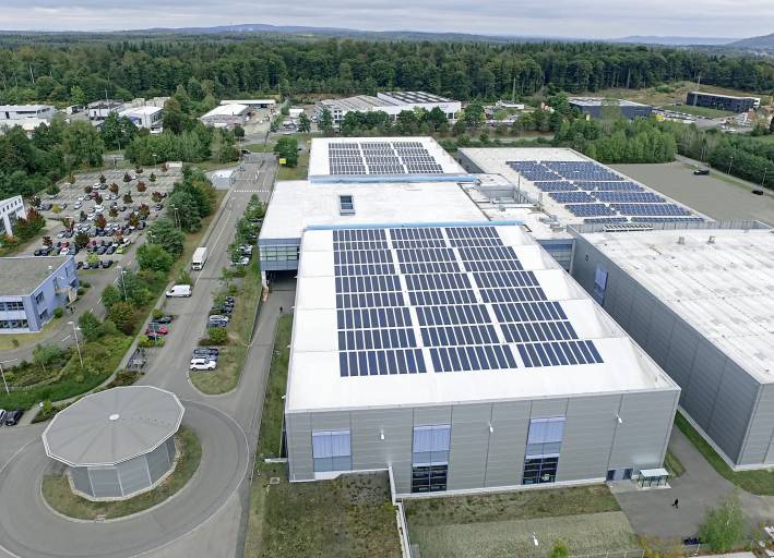 Festo hat bereits sieben Photovoltaikanlagen auf seinen Gebäuden weltweit (im Bild das Global Production Centre Rohrbach von Festo im Saarland). (Bilder: Festo)
