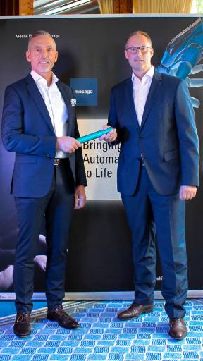 Christian Wolf, Geschäftsführer der Hans Turck GmbH & Co. KG, übergibt den Vorsitz des Ausstellerbeirats der SPS an Steffen Winkler, CSO der Business Unit Automation der Bosch Rexroth AG. 