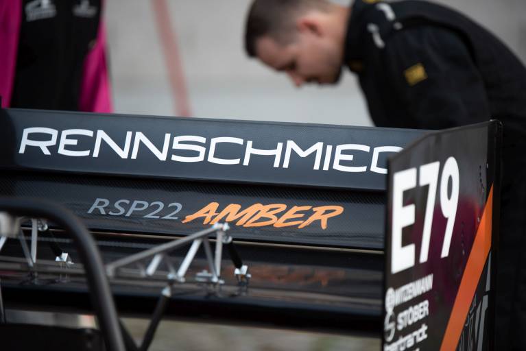 Die Rennschmiede tritt in diesem Jahr mit ihrem Racecar Amber erfolgreich bei der Formula Student Electric an.